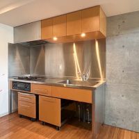 新宿区須賀町の賃貸物件/キッチンは木材が使われていて、スタイリッシュなつくり