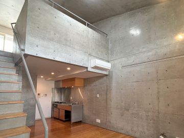 新宿区須賀町の賃貸物件/ダイナミックなアーチに潜む