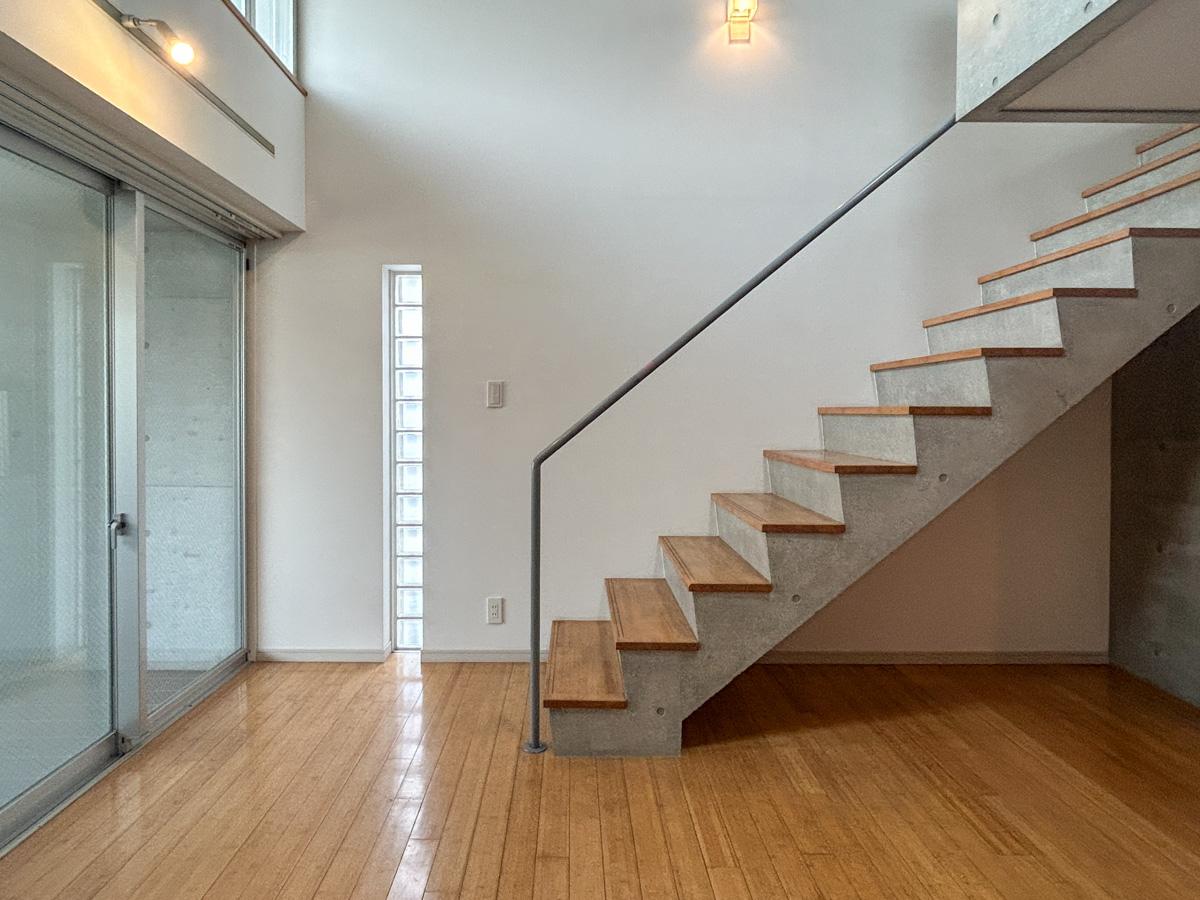 新宿区須賀町の賃貸物件/階段付近は白壁。角度に応じて部屋の印象も変わってきます