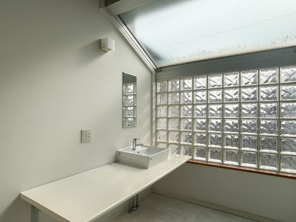 新宿区須賀町の賃貸物件/サニタリールームは採光面が多く、自然光がたっぷりと入ってくるつくり
