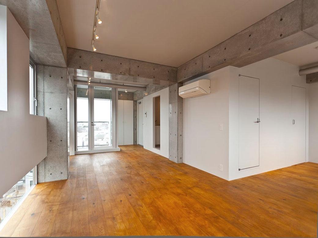 目黒区駒場の賃貸物件/右扉がバストイレ、奥のガラス扉がバルコニー