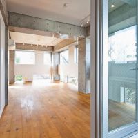 目黒区駒場の賃貸物件/バルコニーから室内を見る