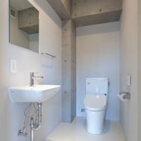 目黒区駒場の賃貸物件/部屋の奥にあるトイレ