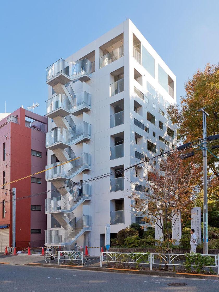 目黒区駒場の賃貸物件/大きな木が寄り添う白い建物の6階です