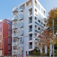 目黒区駒場の賃貸物件/大きな木が寄り添う白い建物の6階です