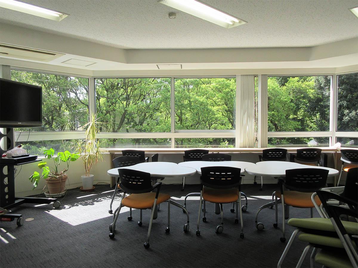 港区元赤坂の賃貸物件/森の中で会議をしているみたい