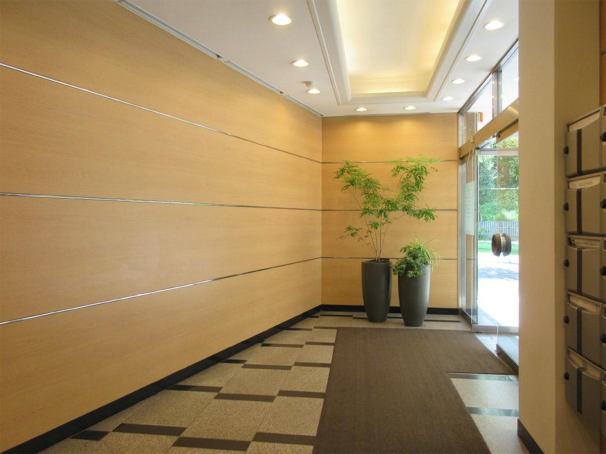 港区元赤坂の賃貸物件/エントランスも清潔感あり