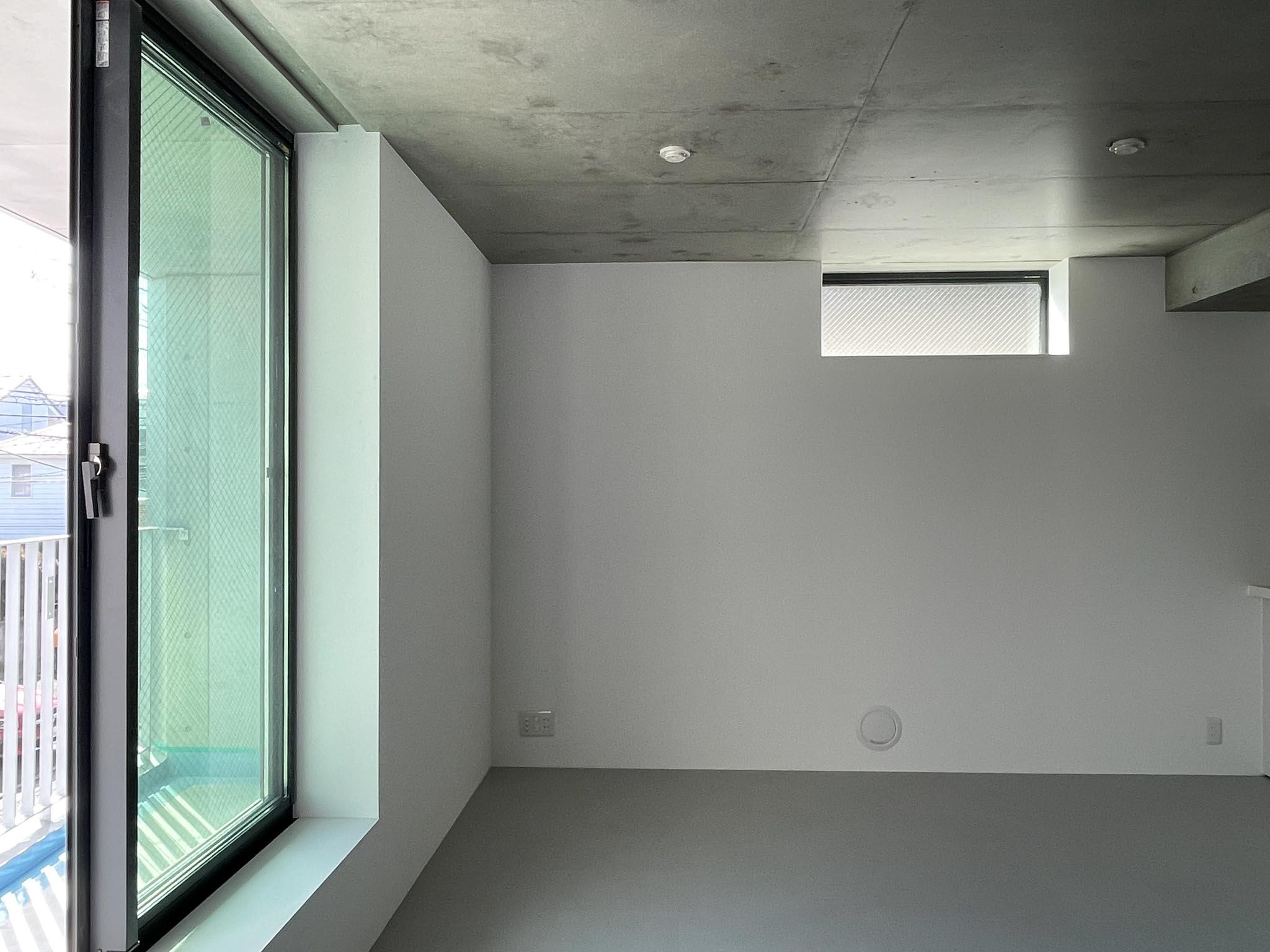 杉並区高円寺南の賃貸物件/203：ところどころに小窓を設け、わずかな光も取り込めるよう工夫された設計です