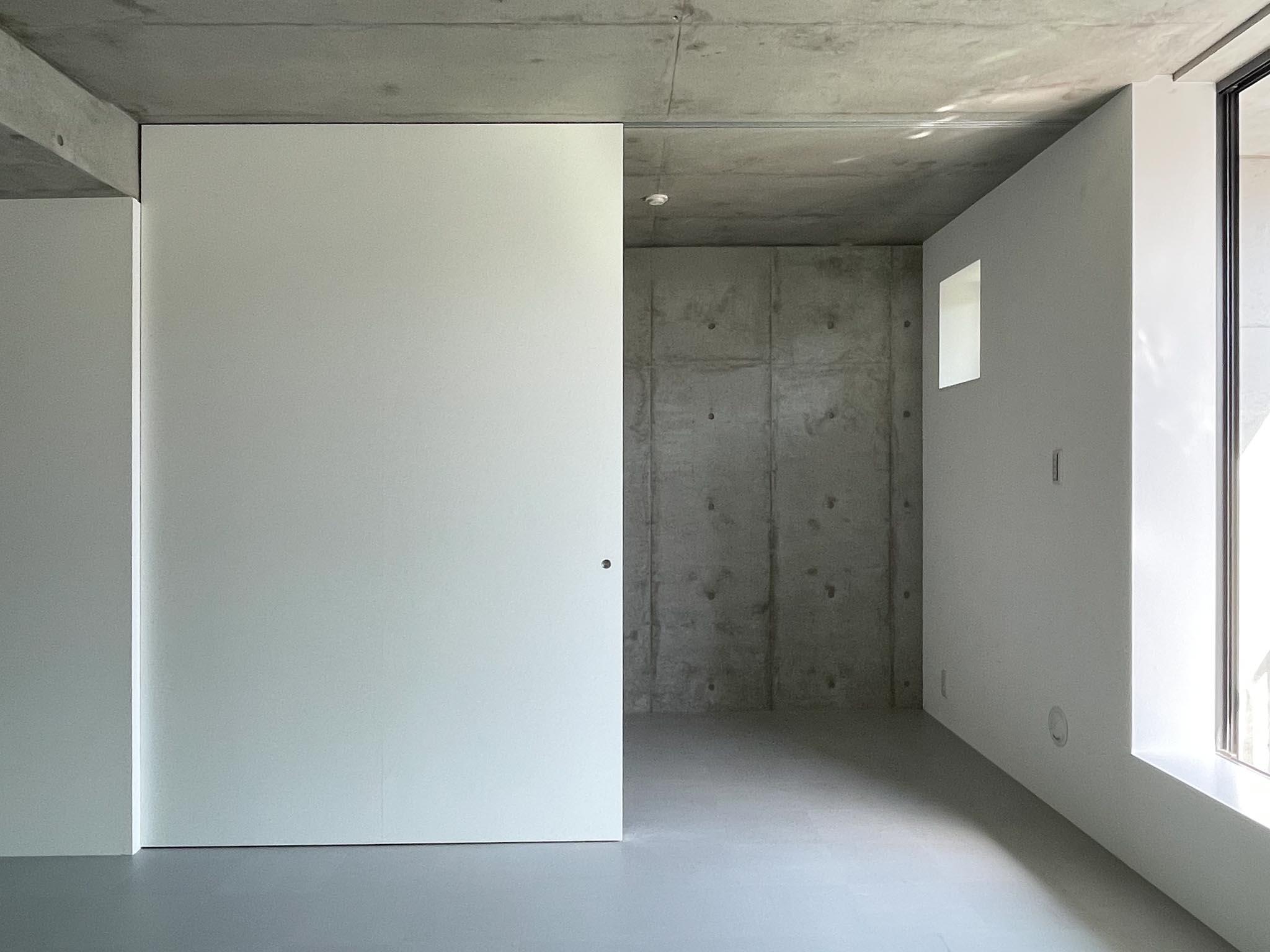 杉並区高円寺南の賃貸物件/203：リビング横の洋室とは大きな引き戸で区切られていて、フラットに繋がっています