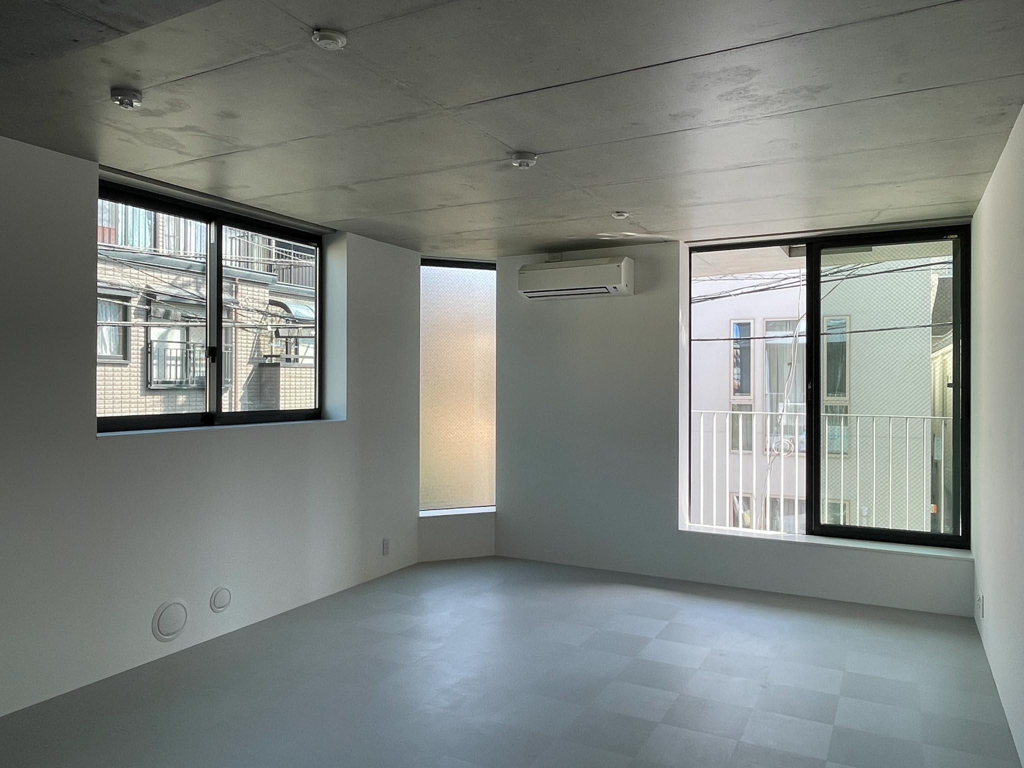 杉並区高円寺南の賃貸物件/201：リビングの角に曇りガラスのアクセント