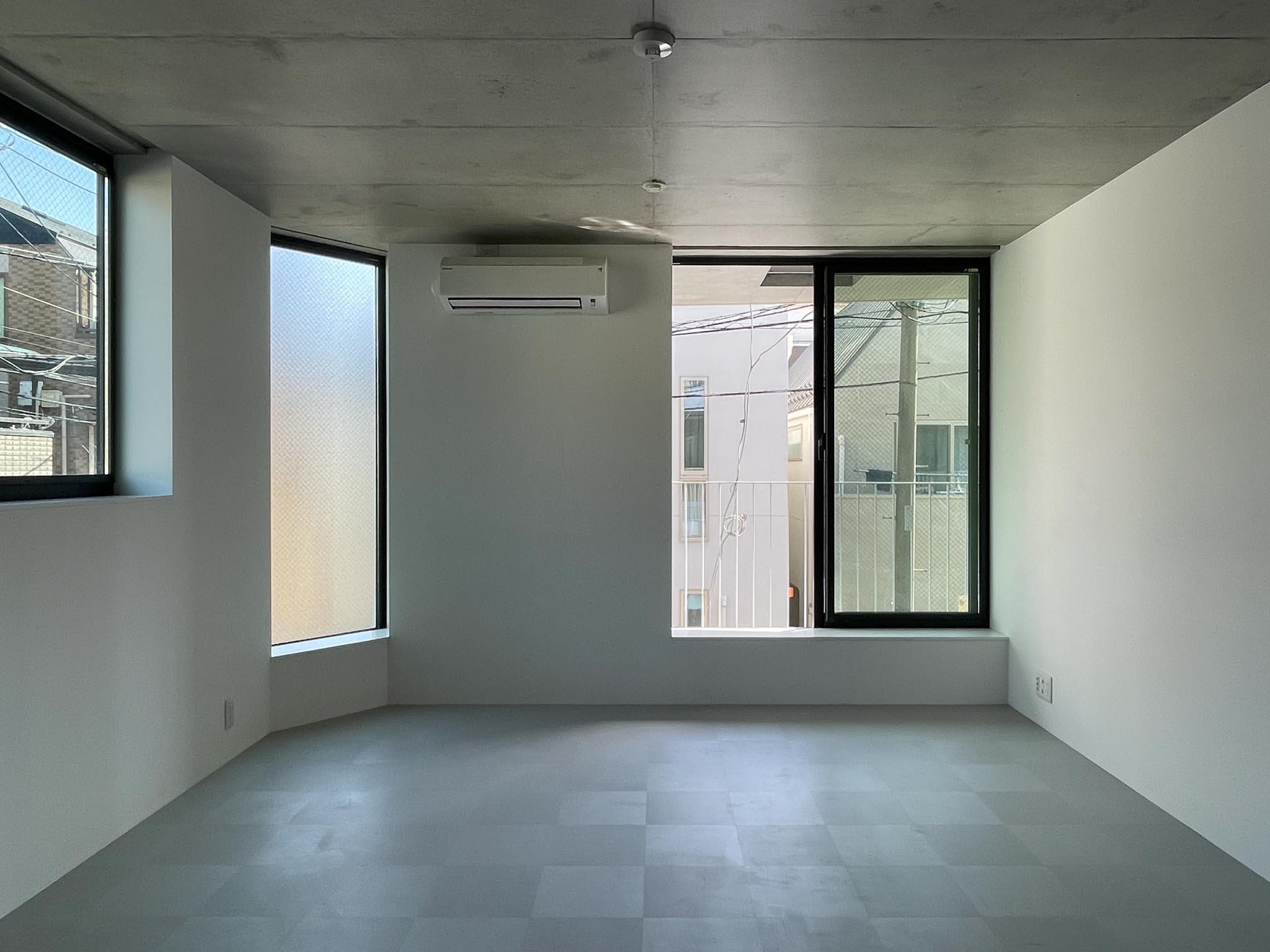 杉並区高円寺南の賃貸物件/201：窓同士の距離が近く、外の光を最も感じる区画です