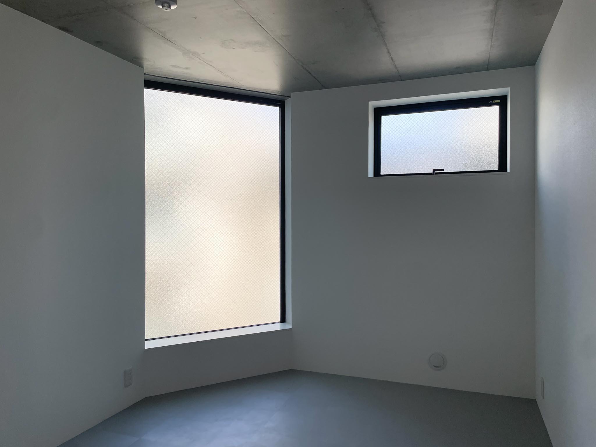 杉並区高円寺南の賃貸物件/201：西側の洋室。こちらにも曇りガラスがあります