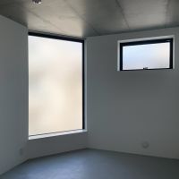 杉並区高円寺南の賃貸物件/201：西側の洋室。こちらにも曇りガラスがあります