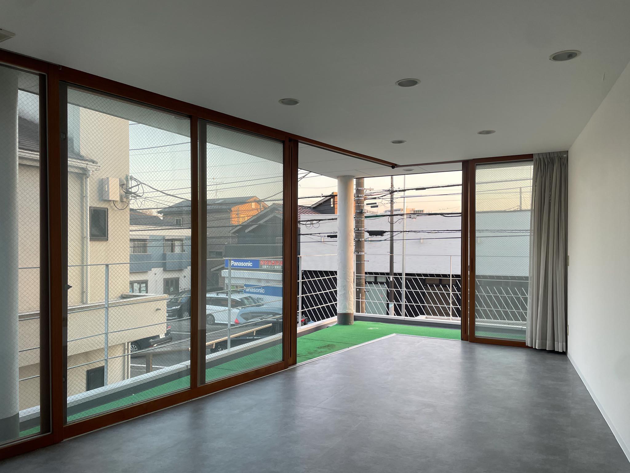 川崎市宮前区神木本町の賃貸物件/2面ガラス張りのワンルーム。一瞬、ショールームかと思ってしまいます