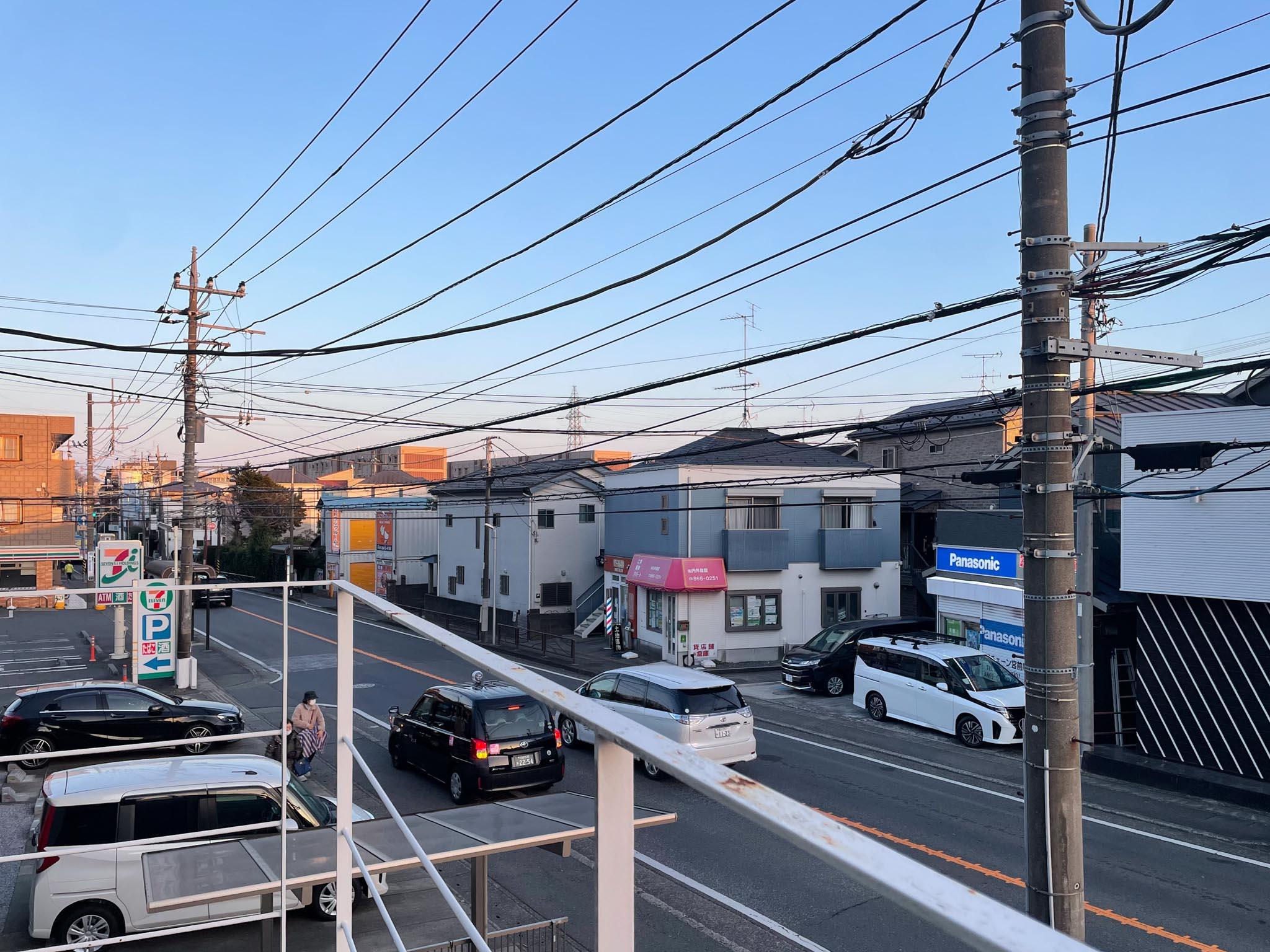 川崎市宮前区神木本町の賃貸物件/全面はバス通り。近くのバス停から溝の口駅まで1本です