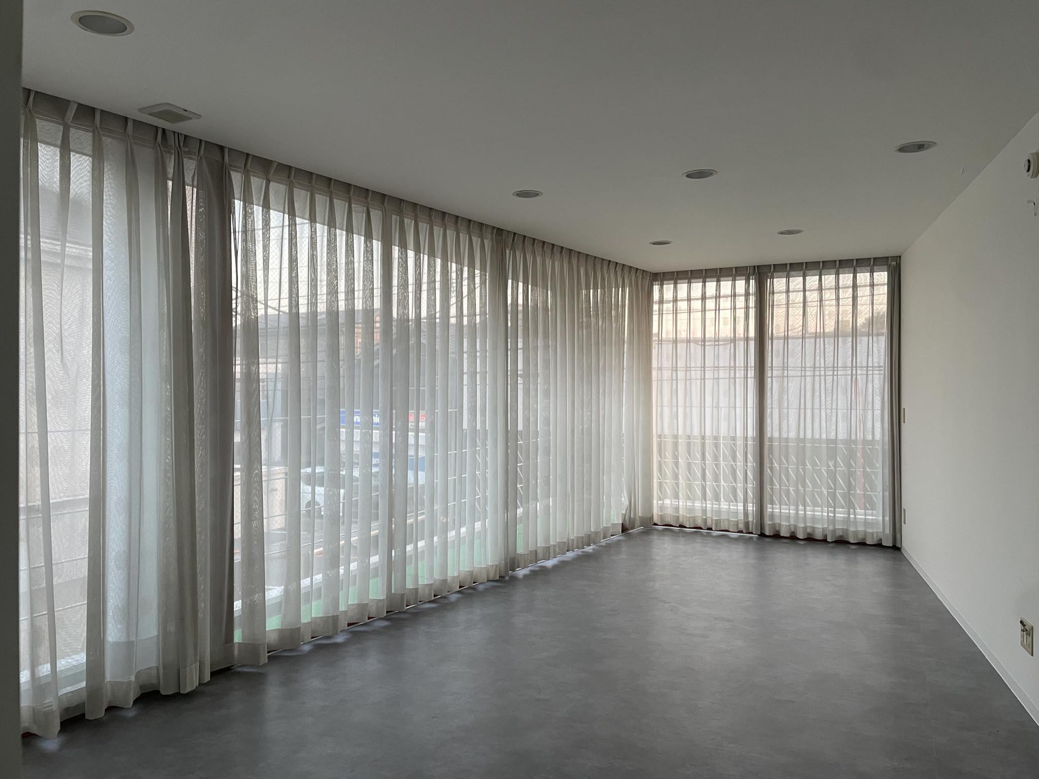 川崎市宮前区神木本町の賃貸物件/カーテンを全て閉めるとこんな感じ。この後、オーナー側で白い遮光カーテンに変更されます