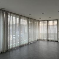 川崎市宮前区神木本町の賃貸物件/カーテンを全て閉めるとこんな感じ。この後、オーナー側で白い遮光カーテンに変更されます