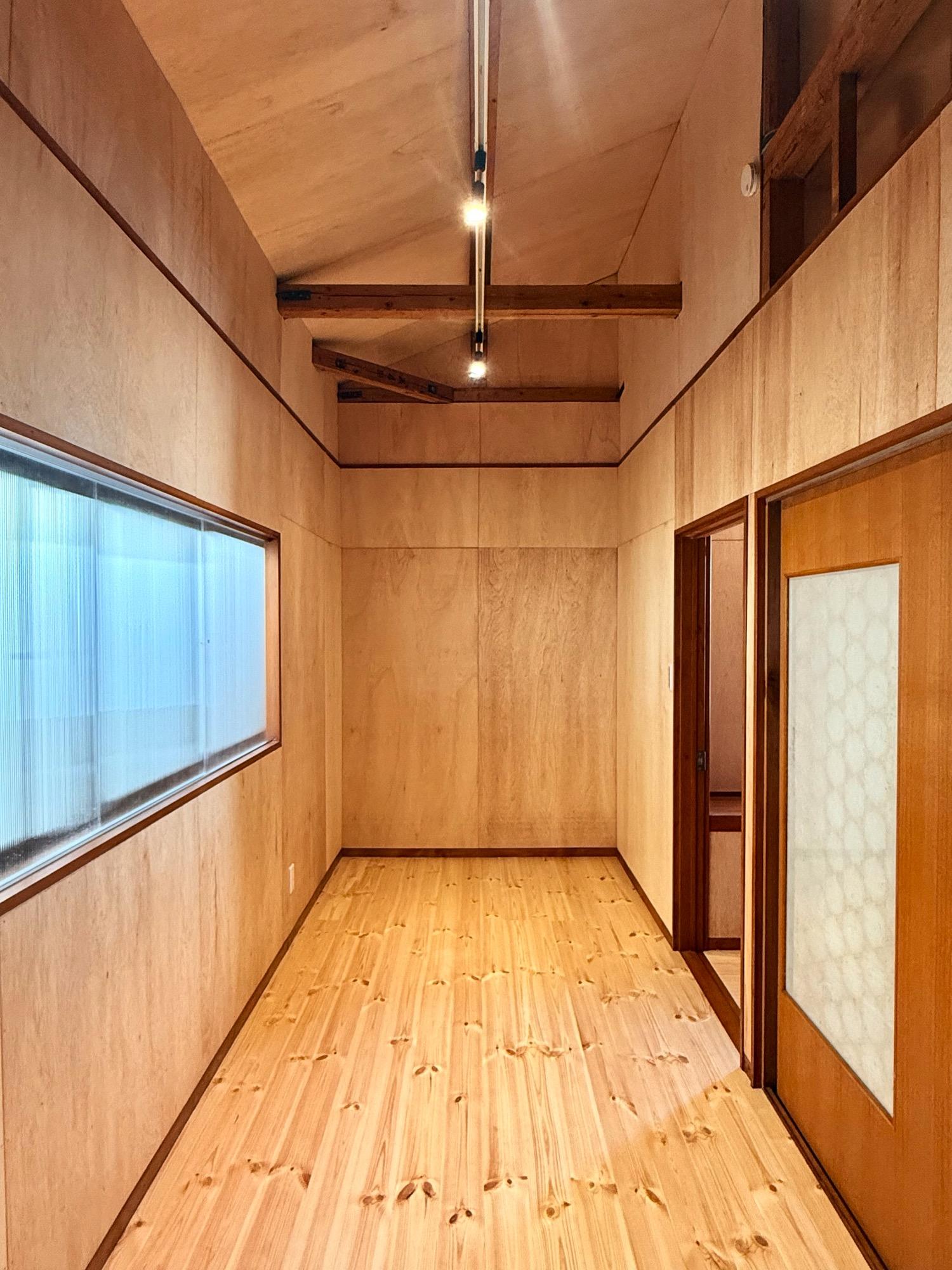 川崎市幸区古市場の賃貸物件/床は無垢フローリング、既存の構造との相性もよく、素材感が素直に伝わってきます。（2階）