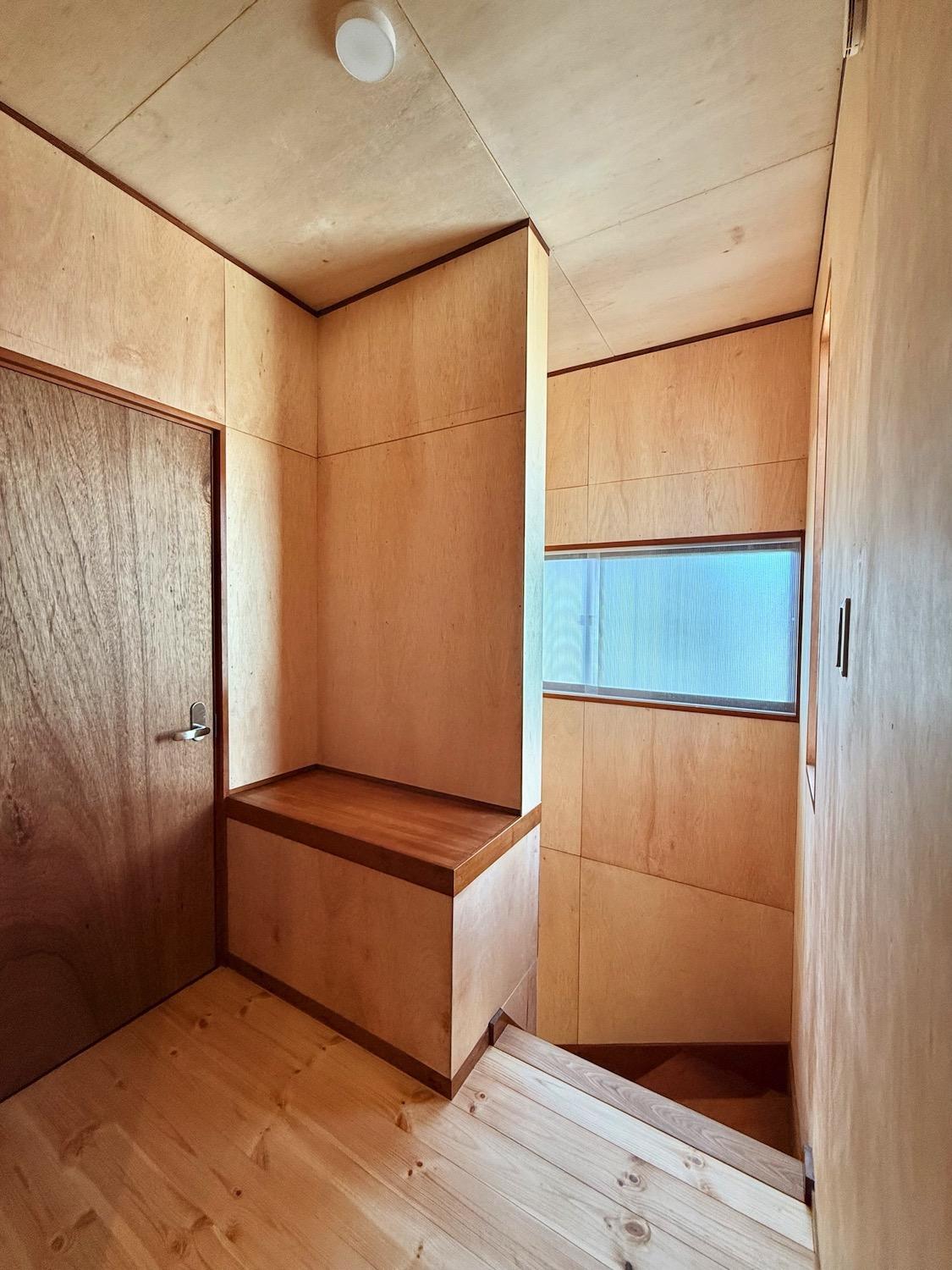 川崎市幸区古市場の賃貸物件/階段室は明るく、ゆとりあります（2階）