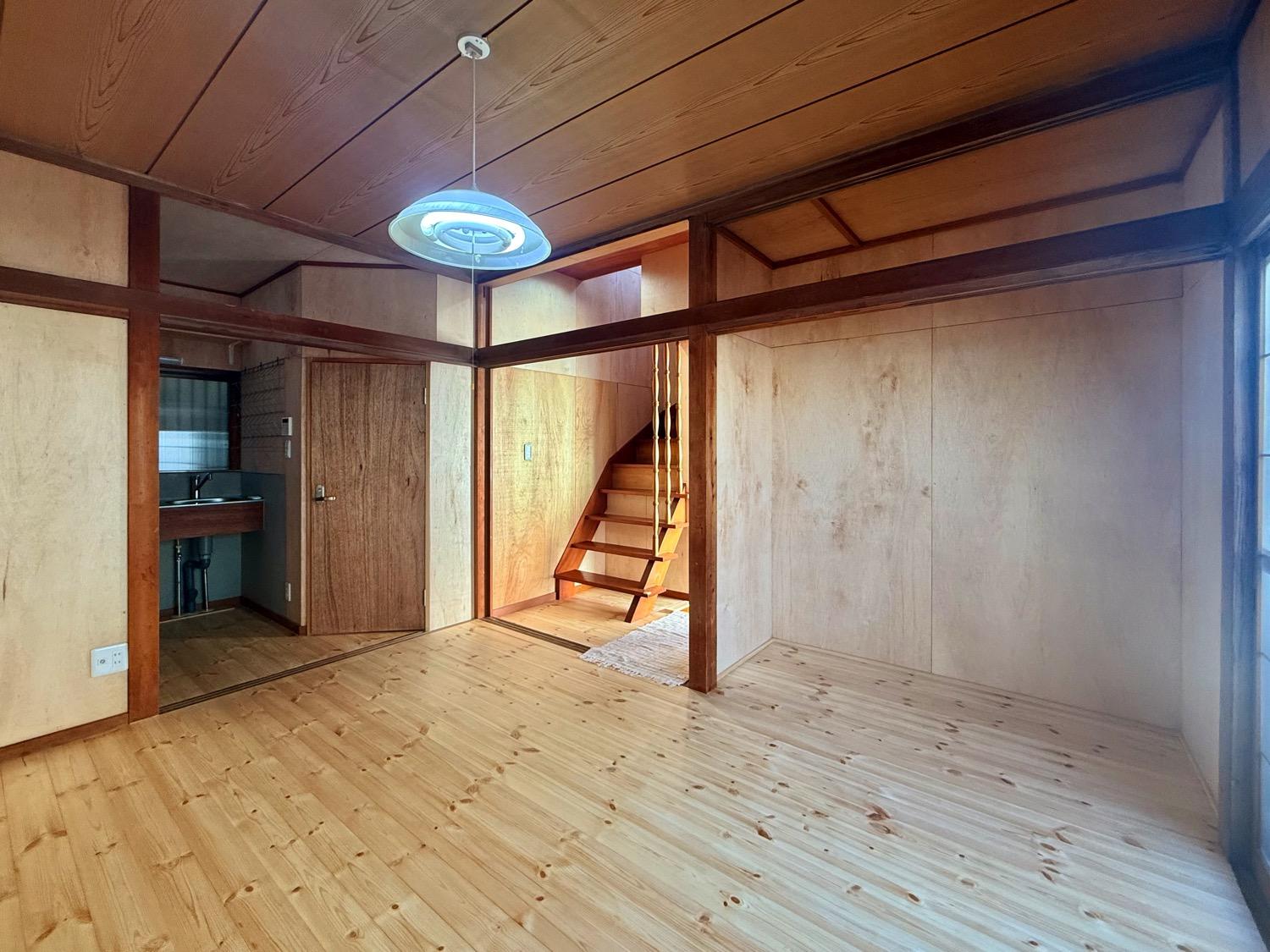 川崎市幸区古市場の賃貸物件/既存の柱や梁はそのまま見せ、壁は木質の面材で整えています（1階）