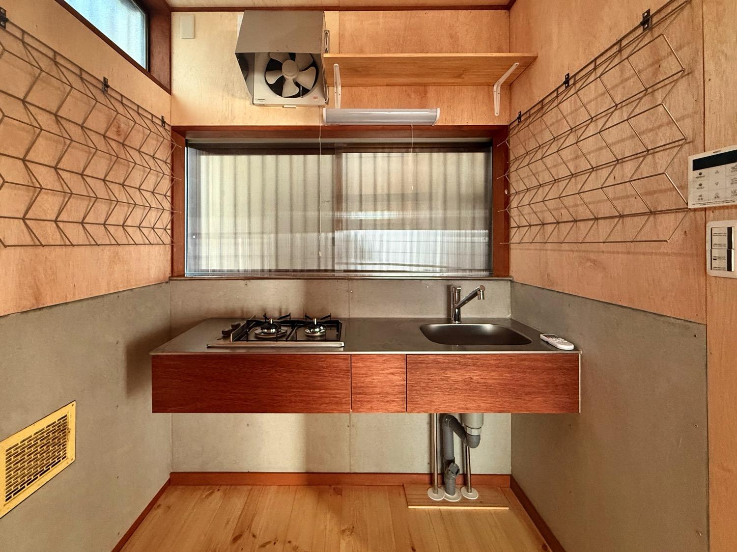 川崎市幸区古市場の賃貸物件/キッチンはシンプルなステンレス仕様