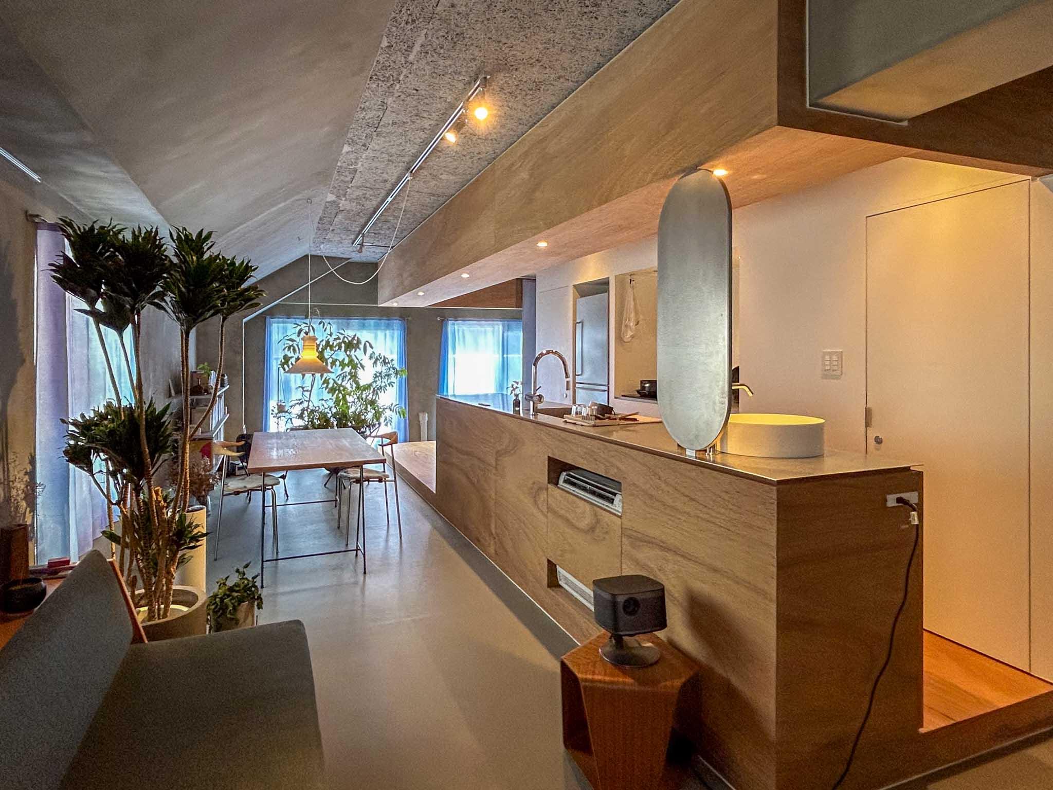 小金井市中町の売買物件/キッチンを中心に据えた、東西に長い空間