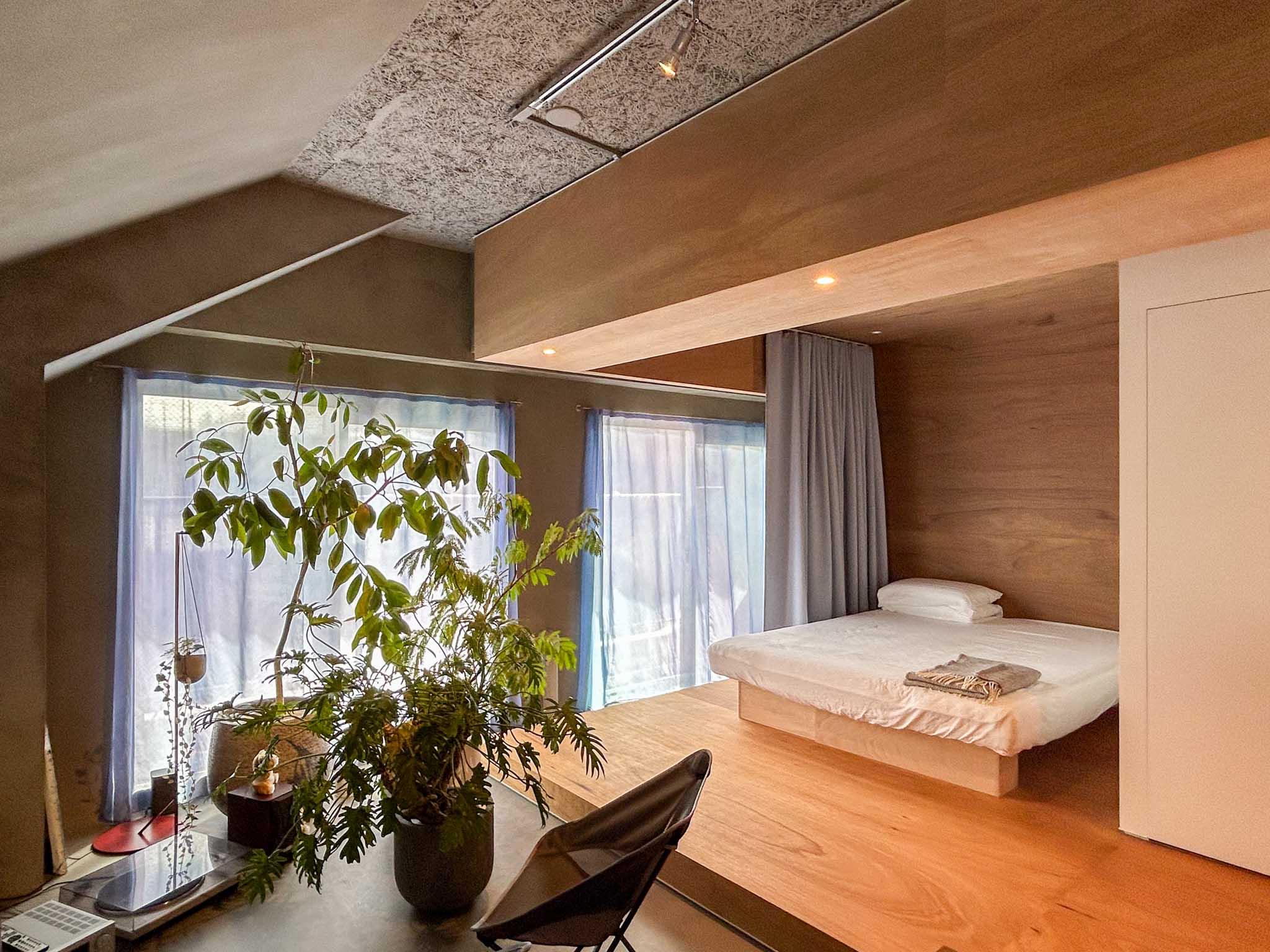 小金井市中町の売買物件/東側の窓際。小上がりをカーテンで仕切る寝室に