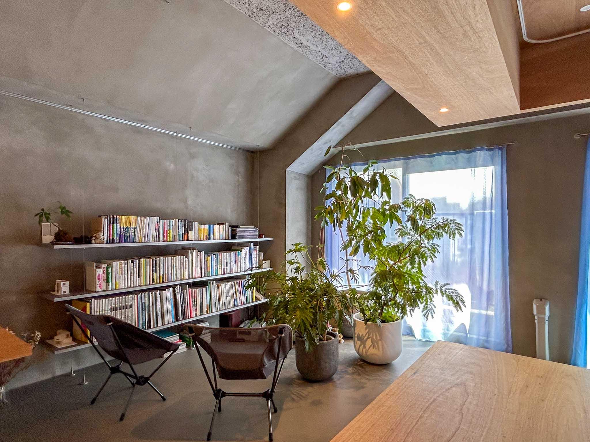 小金井市中町の売買物件/東側の窓際。レコードを聴きながら、本を読んだりできる居場所