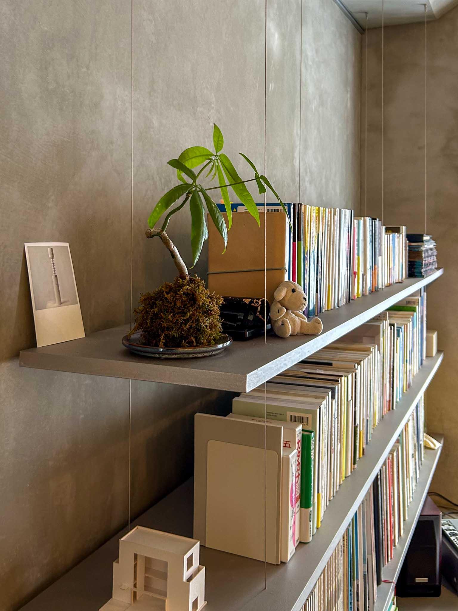 小金井市中町の売買物件/宙に浮いているような吊り棚。固定されていないので、本を動かすと棚も揺れます