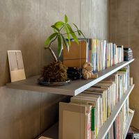 小金井市中町の売買物件/宙に浮いているような吊り棚。固定されていないので、本を動かすと棚も揺れます