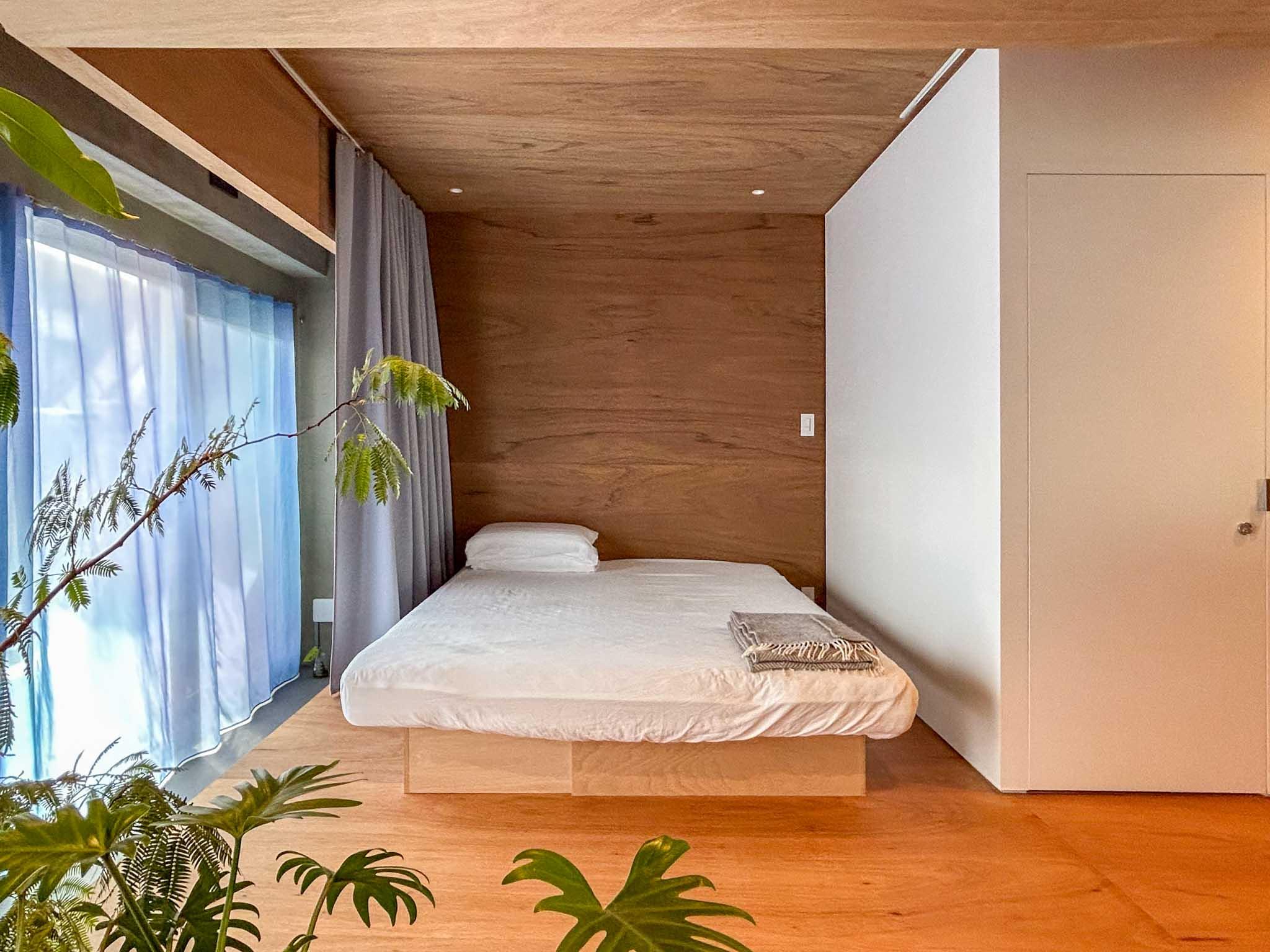 小金井市中町の売買物件/寝室。木につつまれた、落ち着く居場所