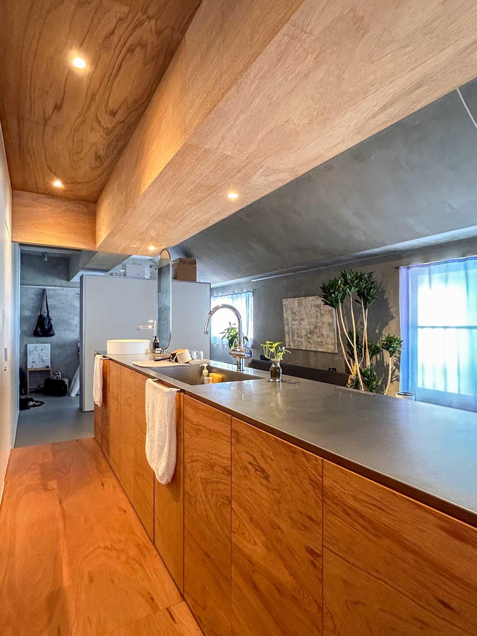 小金井市中町の売買物件/アイランドキッチン。ゆったりとした作業スペースが確保されている