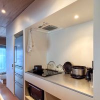 小金井市中町の売買物件/3口IHコンロがある壁側。レンジフードは壁内に納めて、すっきりとした見た目に