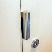 小金井市中町の売買物件/L字アングルのシンプルな取っ手。扉の枠がフラットなのもこだわりを感じるポイント