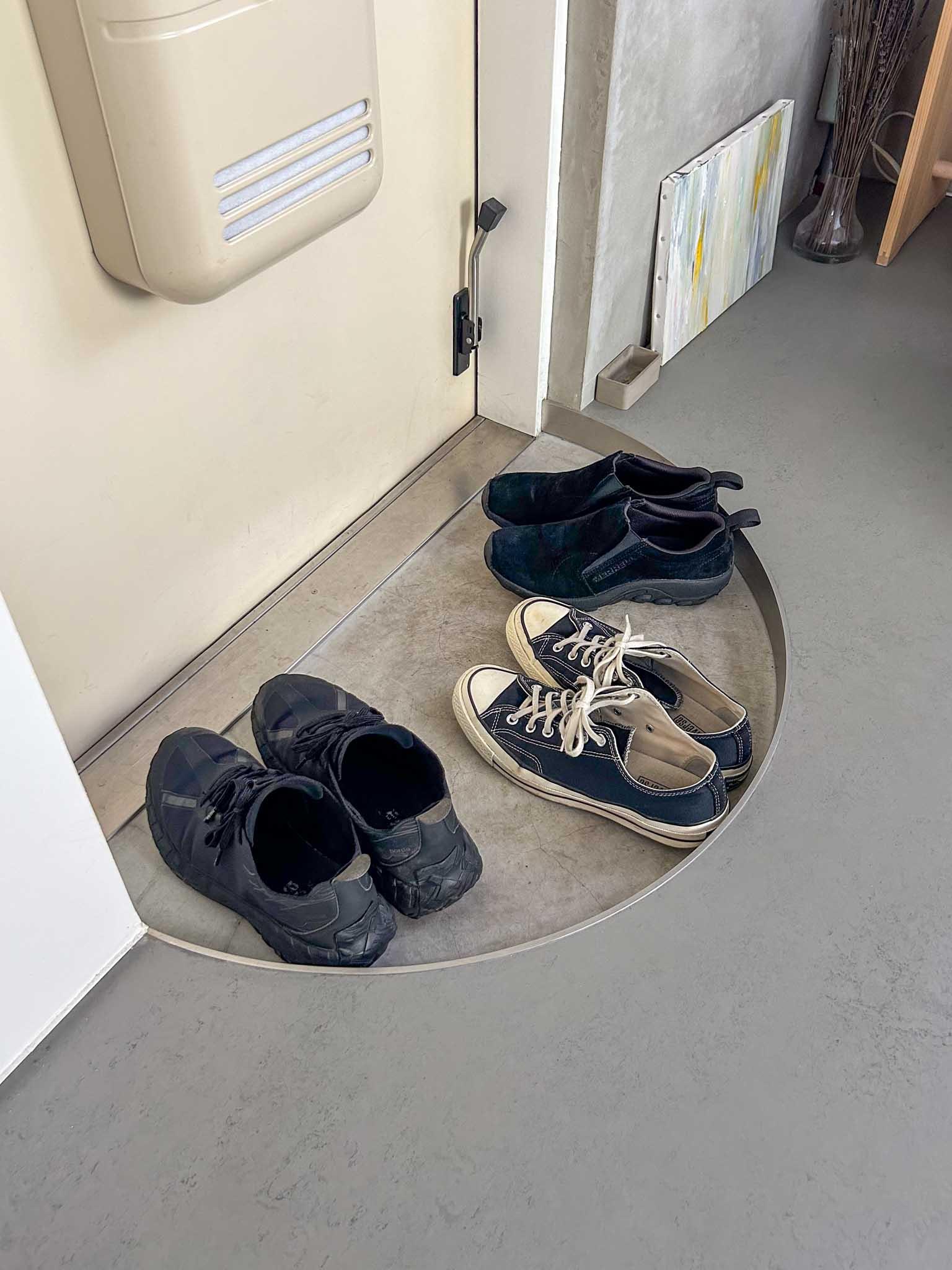 小金井市中町の売買物件/半円上のかわいい玄関。置いておける靴は3足が限界