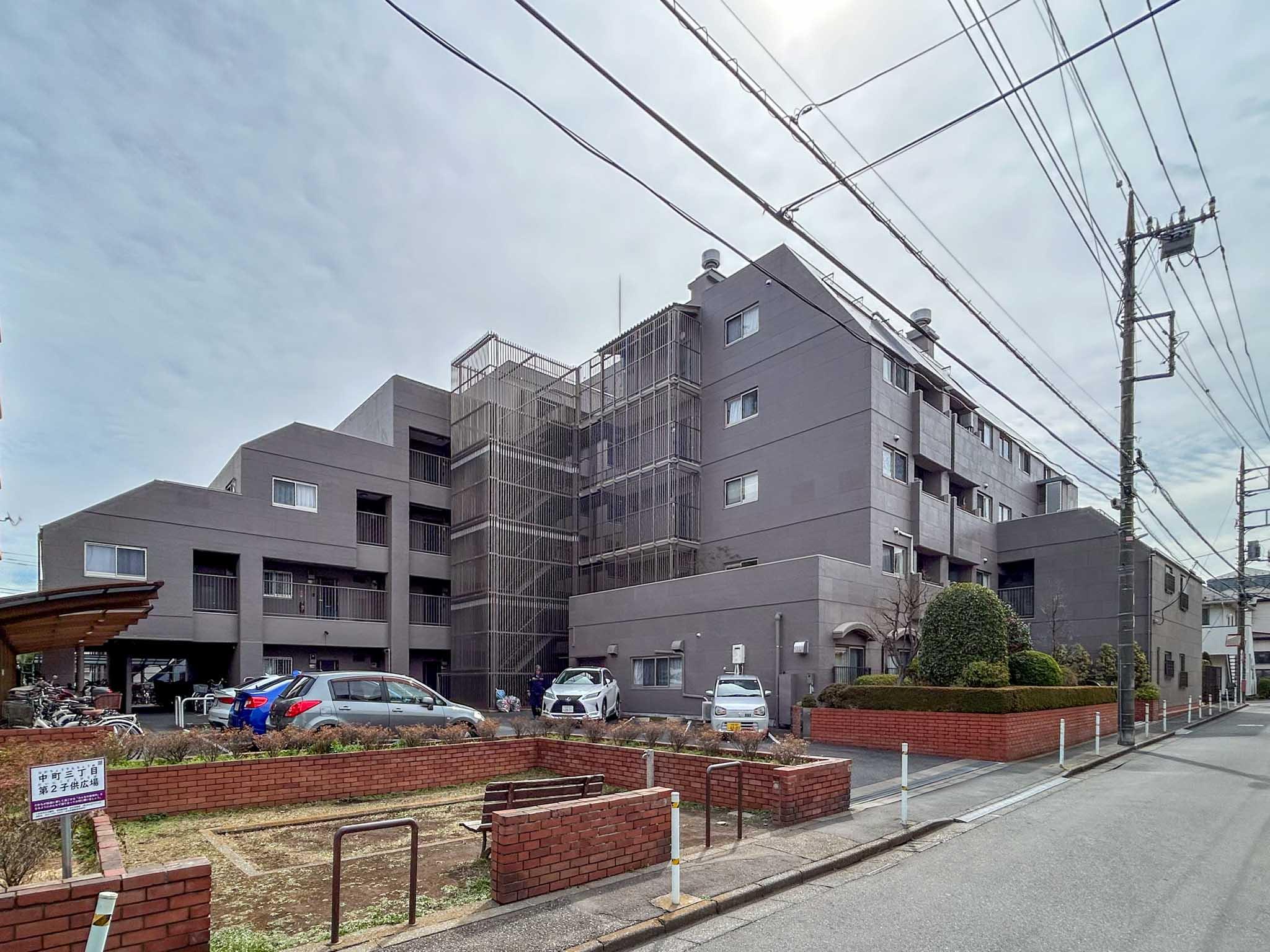 小金井市中町の売買物件/西側からみた外観。駐車場や駐輪場はここにあります