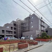 小金井市中町の売買物件/西側からみた外観。駐車場や駐輪場はここにあります