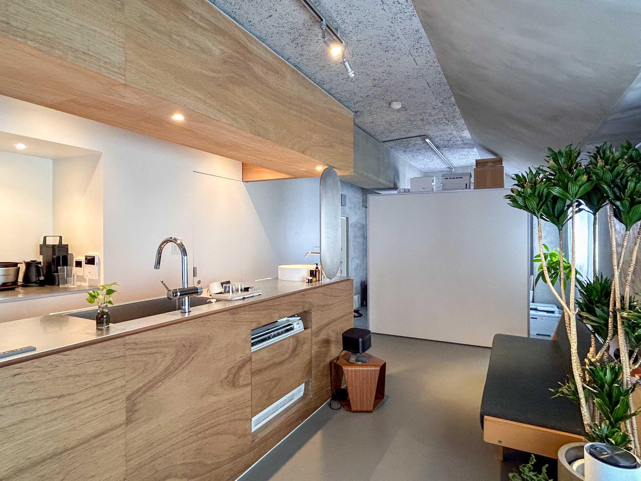 小金井市中町の売買物件/玄関前にある可動収納の配置によって、空間をつなげたり分けたりできる