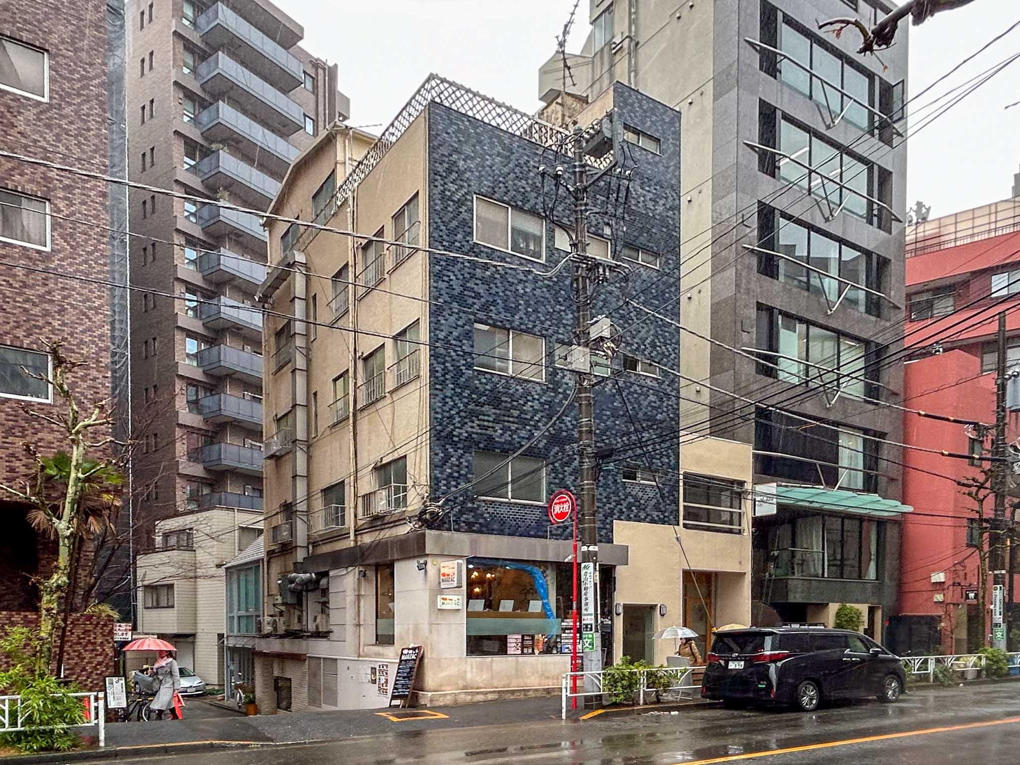 渋谷区渋谷の賃貸物件/外観。深いブルーのタイルがいい味出してます