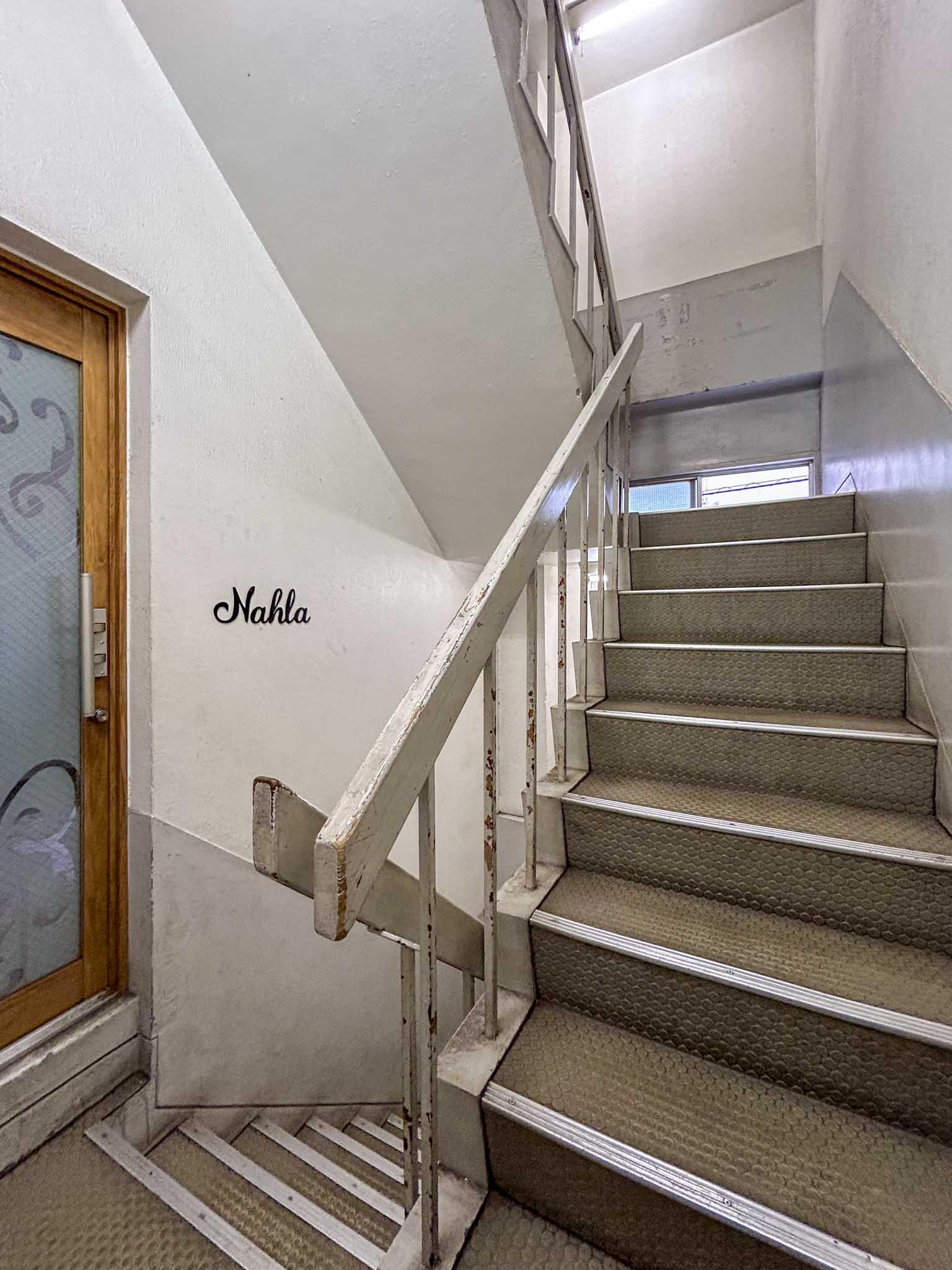 渋谷区渋谷の賃貸物件/共用階段。同じ階の隣に美容室が入っています