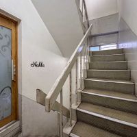 渋谷区渋谷の賃貸物件/共用階段。同じ階の隣に美容室が入っています