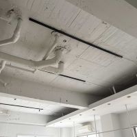 渋谷区渋谷の賃貸物件/ゴツゴツとしたコンクリートの天井は白塗装