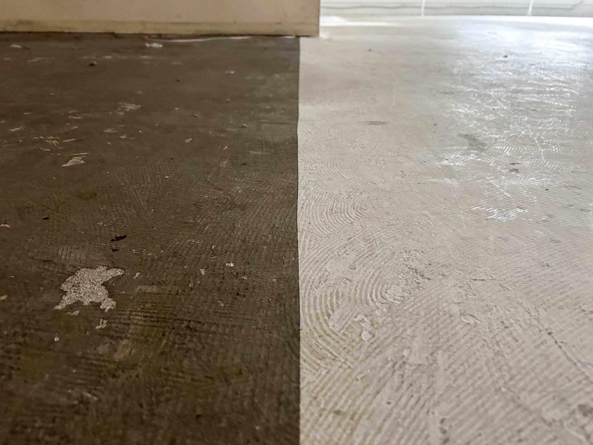 渋谷区渋谷の賃貸物件/床の色で切り分けられたメインスペースと水回りの境目。真上にカーテンレールが設置済み