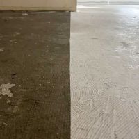 渋谷区渋谷の賃貸物件/床の色で切り分けられたメインスペースと水回りの境目。真上にカーテンレールが設置済み