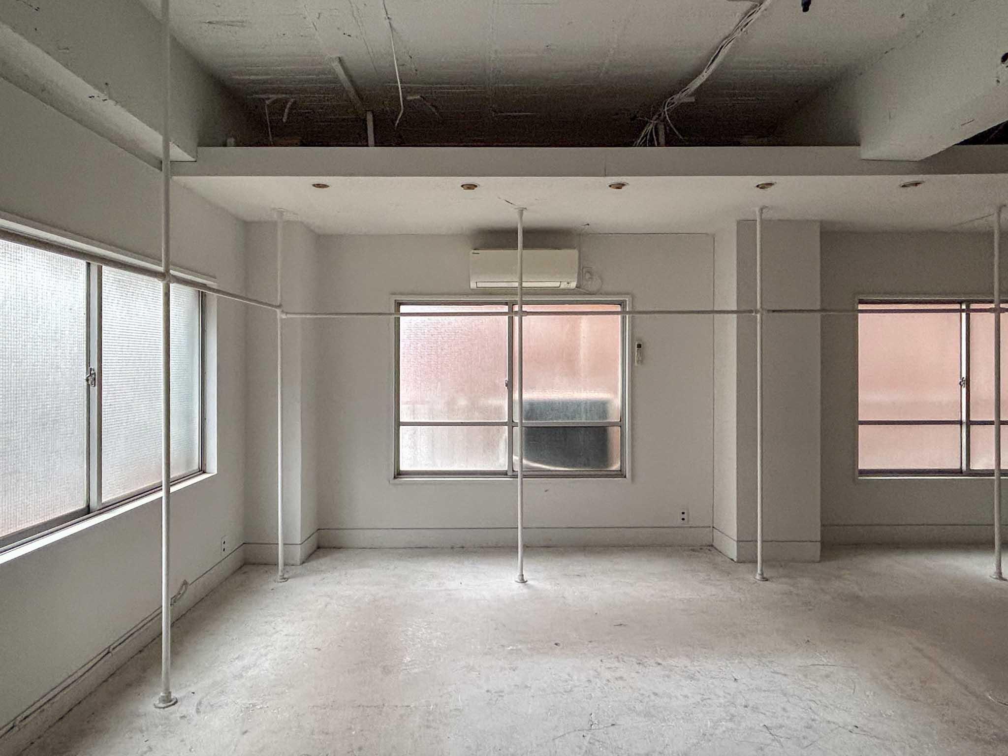 渋谷区渋谷の賃貸物件/ふわりと光が入る窓際。備え付けられたハンガーパイプは、元ショールームの名残り