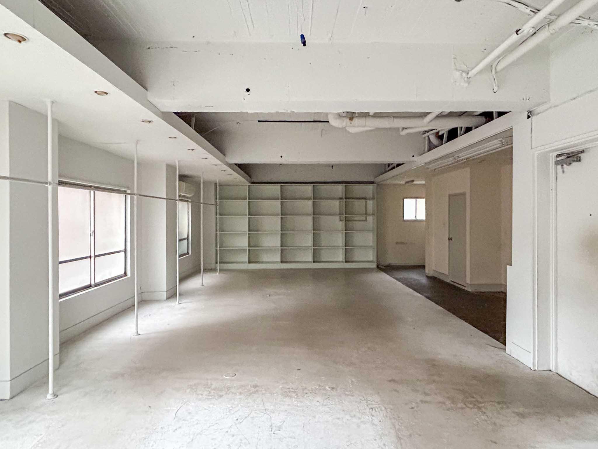 渋谷区渋谷の賃貸物件/コンクリートむき出しの天井は高いところで約2.9m。南北の天井は少し下がって2.3mほど