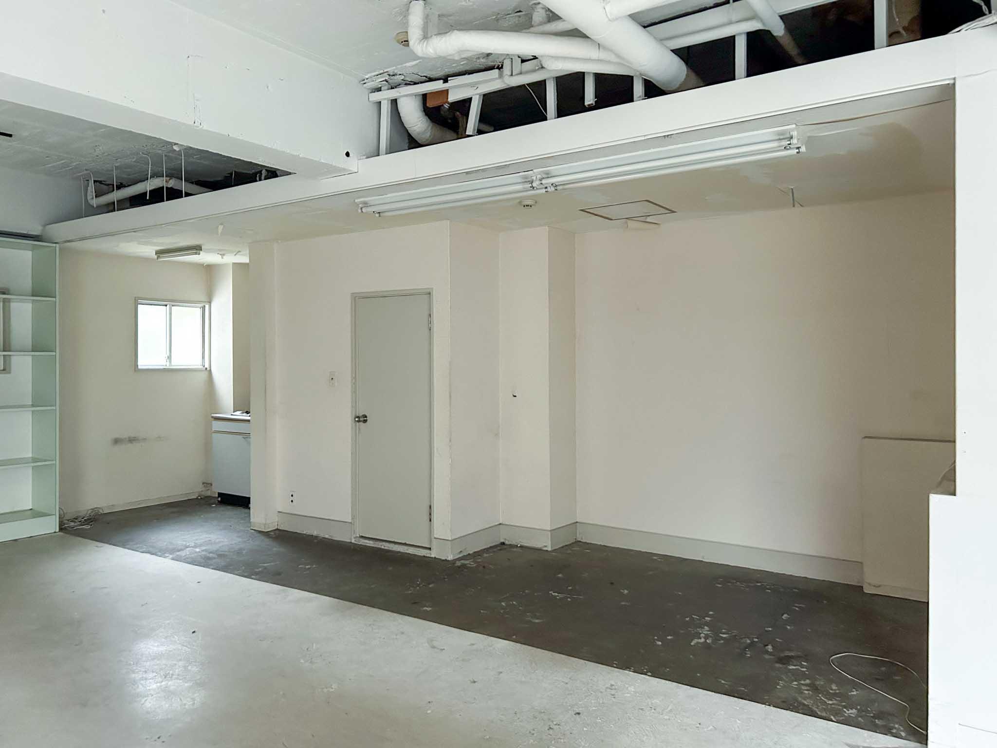 渋谷区渋谷の賃貸物件/床の色が違う水回りのスペースは、バックヤードとしてカーテンで隠せます