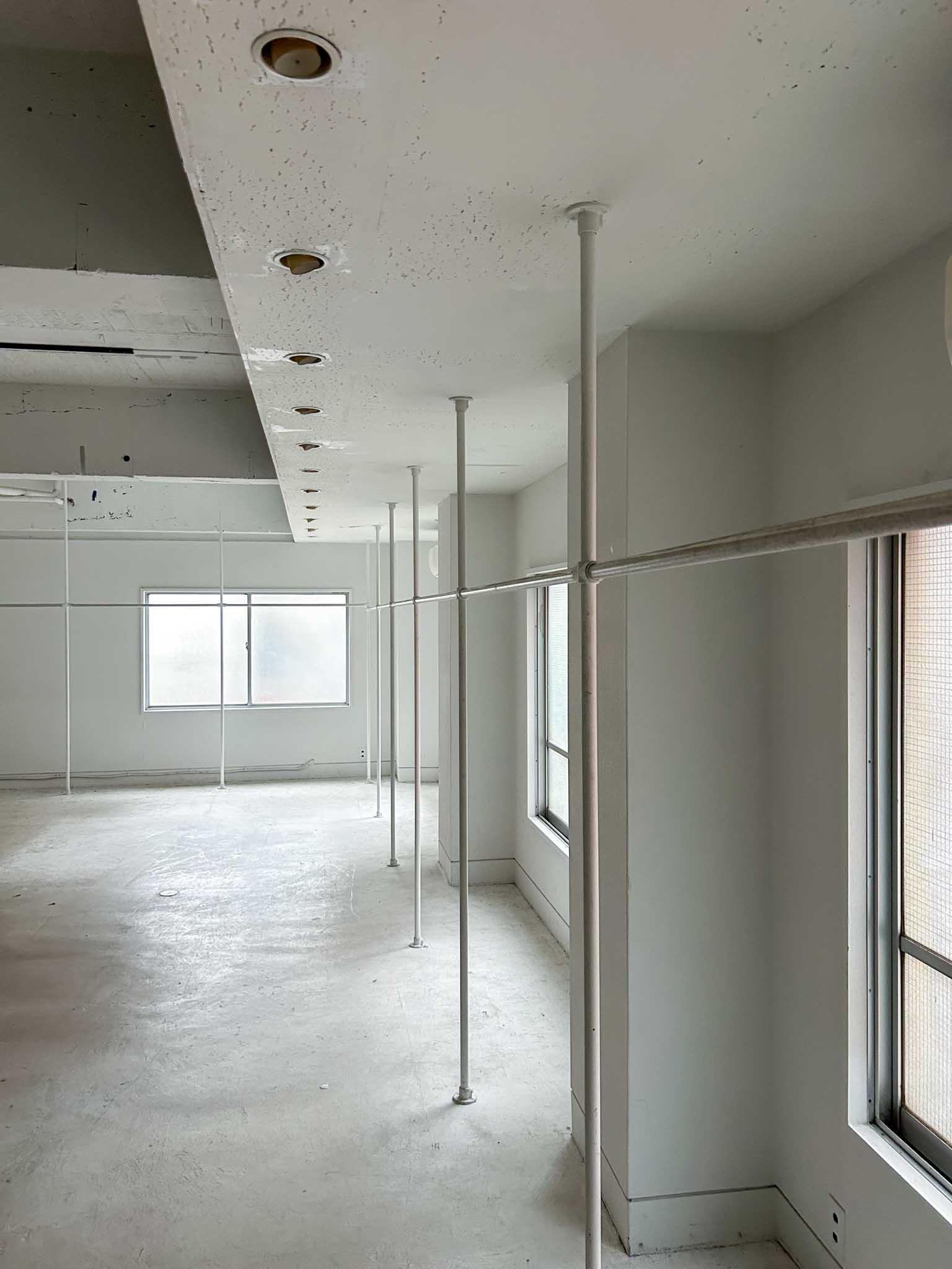 渋谷区渋谷の賃貸物件/等間隔に並ぶハンガーパイプ。隣にスポットライトがあります