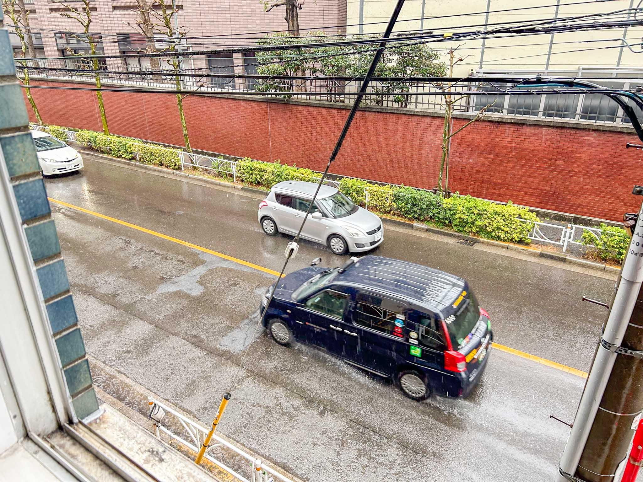 渋谷区渋谷の賃貸物件/サッシが古いため、窓を閉めていても車が行き交う音は聞こえます。とはいっても、BGMを流せばそこまで気にならない程度かと