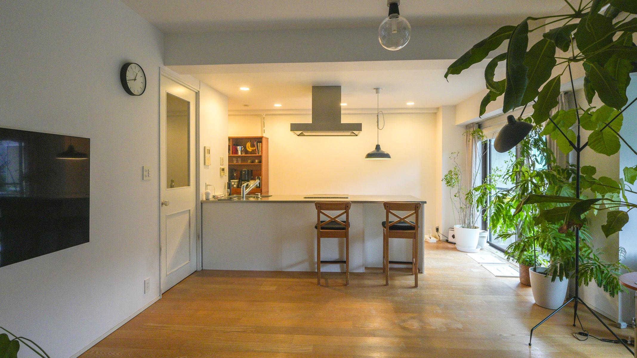 世田谷区等々力の売買物件/キッチンカウンターは椅子さえ用意すれば食卓にも。ダイニングテーブルいらずで空間にゆとりを持たせることができます